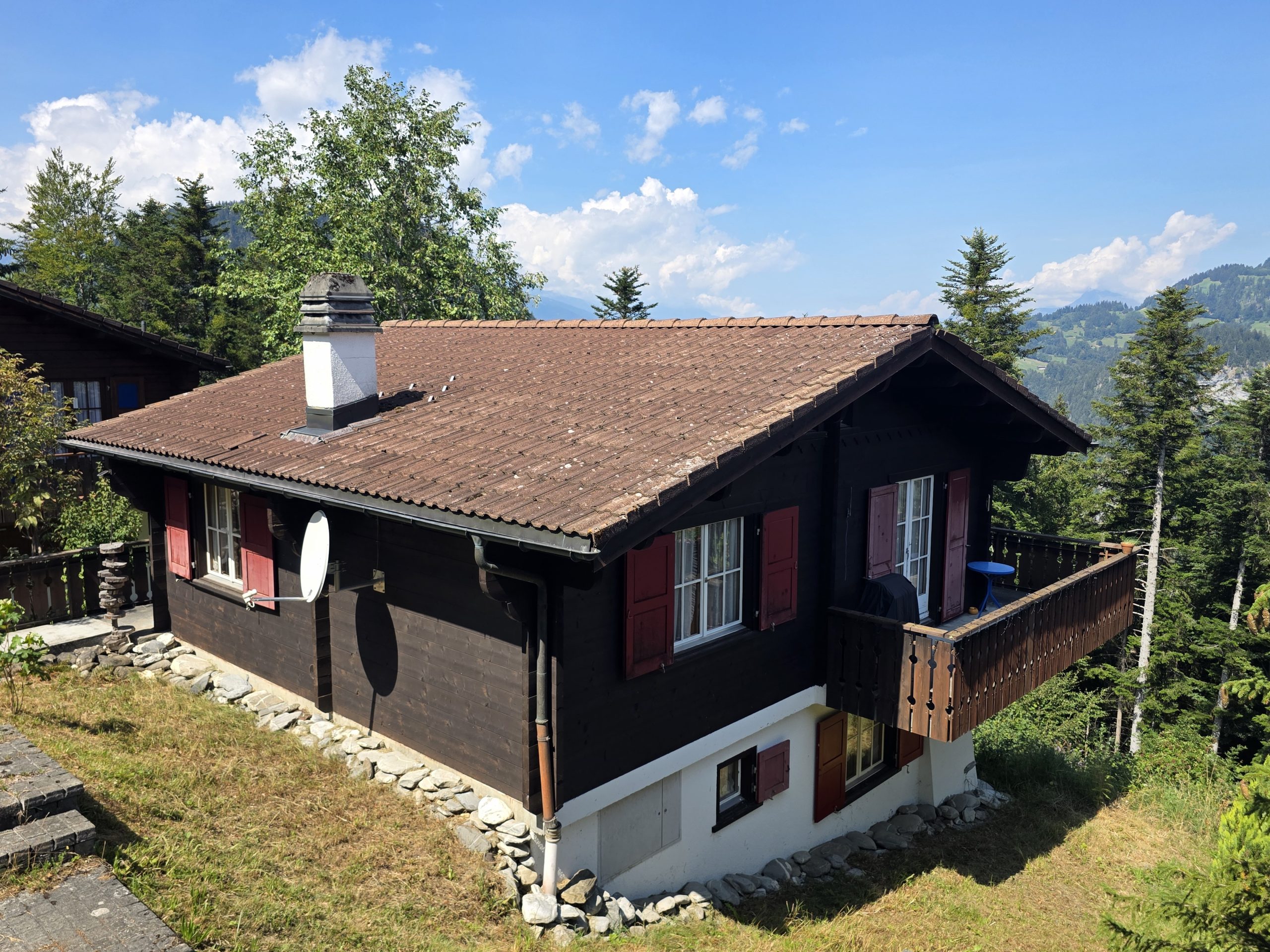 Alpen-Chalet Grüsch – Außenansicht mit Panoramablick auf die Berge