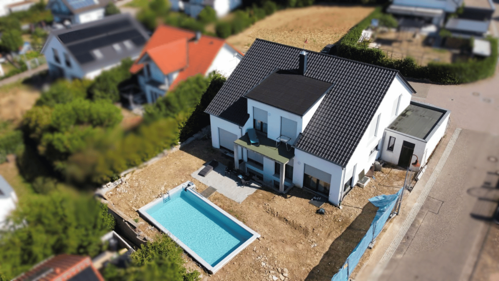 Poolvilla Eisingen – Luftaufnahme mit Pool und Garten