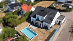 Poolvilla Eisingen – Luftaufnahme mit Pool und Garten