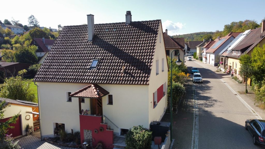 Einfamilienhaus Mühlacker – Straßenansicht mit Eingang und Hofeinfahrt