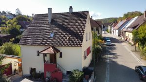 Einfamilienhaus Mühlacker – Straßenansicht mit Eingang und Hofeinfahrt