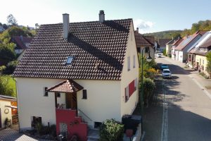 Einfamilienhaus Mühlacker – Straßenansicht mit Eingang und Hofeinfahrt