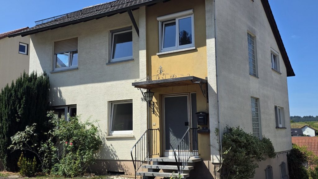Einfamilienhaus Keltern – Straßenansicht mit Hauseingang