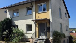 Einfamilienhaus Keltern – Straßenansicht mit Hauseingang