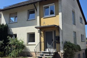 Einfamilienhaus Keltern – Straßenansicht mit Hauseingang