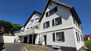 Mehrgenerationenhaus Remchingen – Außenansicht mit Hofeinfahrt