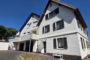Mehrgenerationenhaus Remchingen – Außenansicht mit Hofeinfahrt
